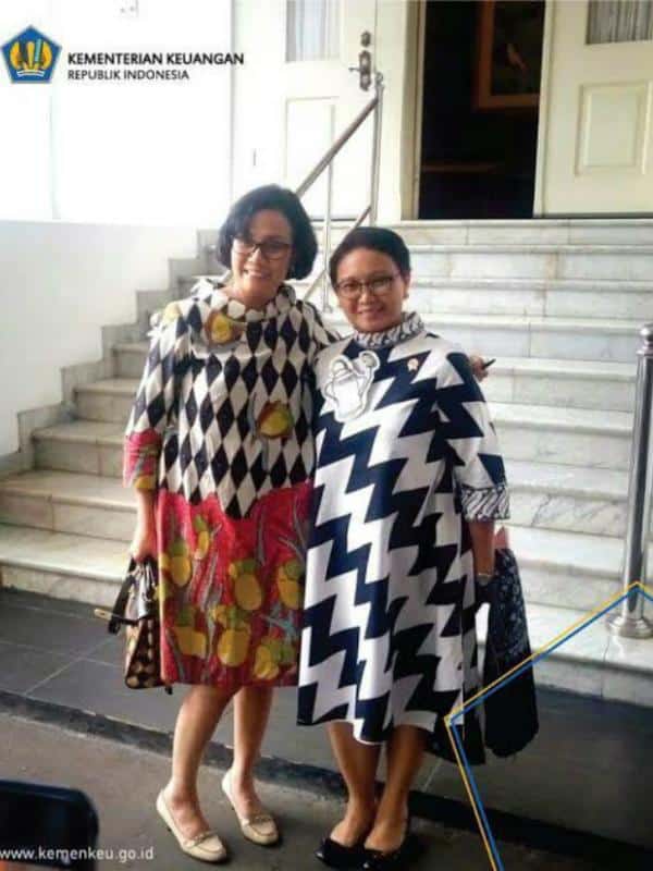 Sri Mulyani Pamer Batik di Acara Bergengsi, Pose Bareng Bos IMF dan Bank Dunia!