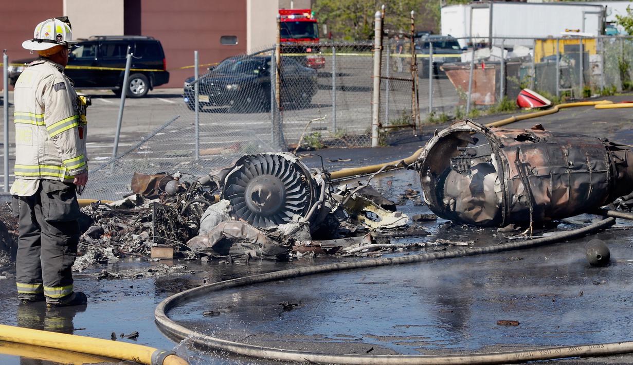 Tesla Meledak Seperti Bom, Tabrak Gedung di New York!