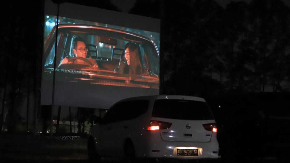 Tesla Bikin Resto Bioskop Drive-In, Nonton Film Sambil Ngecas Mobil!