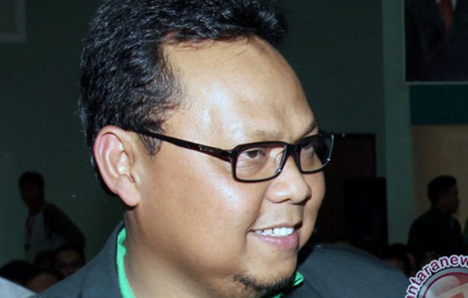 Gus Umar, tokoh NU, melontarkan kritik pedas terhadap mantan Menteri PDT, Lukman Edy. Menurutnya, Lukman hanya berambisi mempertahankan jabatan komisaris di BUMN. Gus Umar yang pernah menjadi staf khusus Lukman Edy, bahkan memutuskan mengundurkan diri karena menilai kepemimpinan Lukman penuh masalah. 