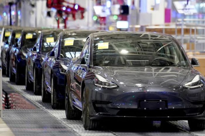 Tesla Model 3 Terbakar Saat Isi Ulang, Api Sulit Dipadamkan!