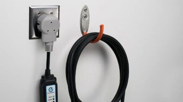 Nissan Leaf Terbakar di Australia, Kabel Charger Abal-abal Jadi Biang Kerok!
