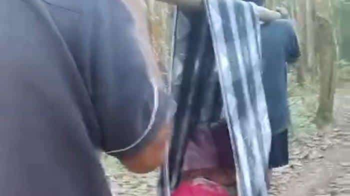 Anak 9 Tahun di Jember Ditandu 1 Jam Lewat Jalan Curam