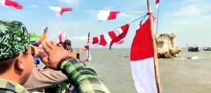 Meriahnya Upacara Kemerdekaan di Tengah Laut Situbondo: Santri dan Nelayan Bersatu Rayakan Kemerdekaan