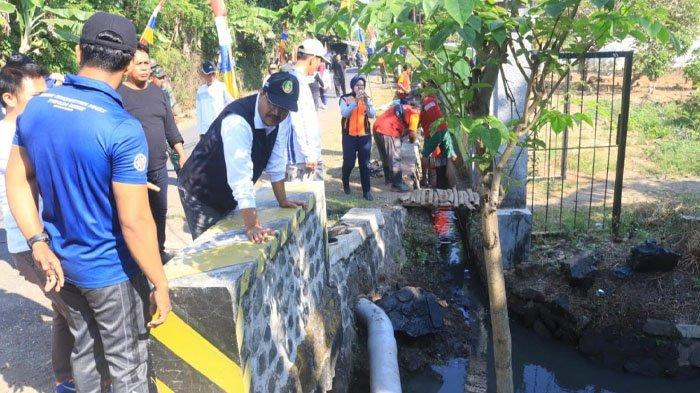 Kapolres Pasuruan Kota Turun Langsung Bersihkan Saluran Irigasi Bersama Warga