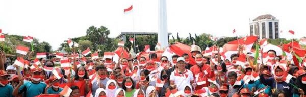 Siswi SMAN 17 Surabaya Kibarkan Bendera Merah Putih di Ibu Kota Nusantara