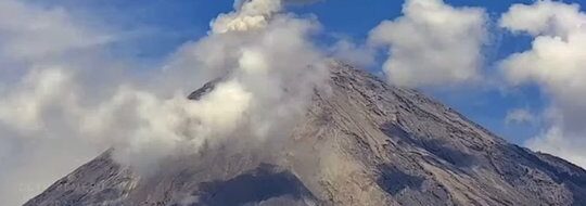 Gunung Semeru Erupsi Tiga Kali Pagi Ini, Abu Vulkanik Mencapai Ketinggian 800 Meter
