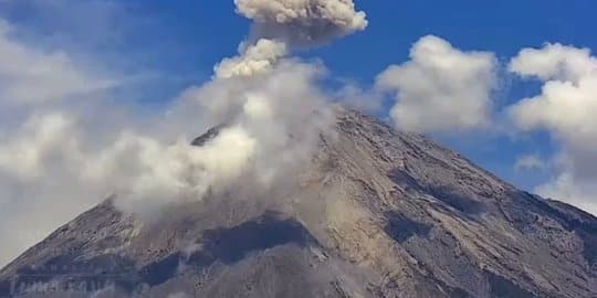 Gunung Semeru Erupsi Tiga Kali Pagi Ini, Abu Vulkanik Mencapai Ketinggian 800 Meter
