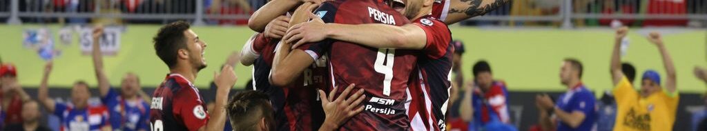 Momen pertandingan PSM vs Persija yang penuh semangat.