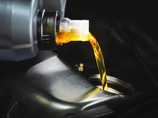 Oli Mobil vs Motor: Beda Spesifikasi & Risiko Fatalnya