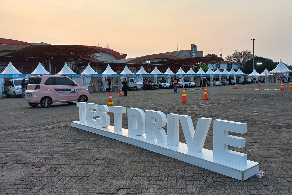 Penasaran Mobil Listrik Terbaru? Tes di PEVS 2025!