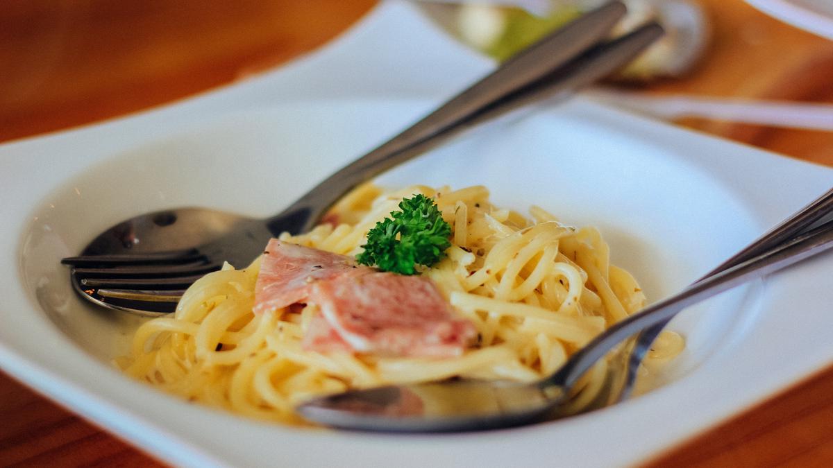 Rahasia Chef Terbongkar! Spaghetti Carbonara Creamy Ala Restro Bintang Lima Anti Ribet!