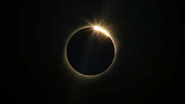 Saksi Langka! Bulan Tersenyum 25 April 2025 di Indonesia