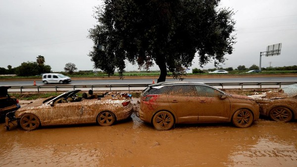 Waspada! Mobil Bekas Banjir? Cek Sabuk & Karet Pintu!