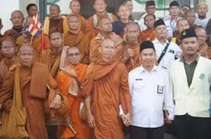 36 Biksu Thudong Disambut Hangat Pemkab Batang, Ritual Sakral