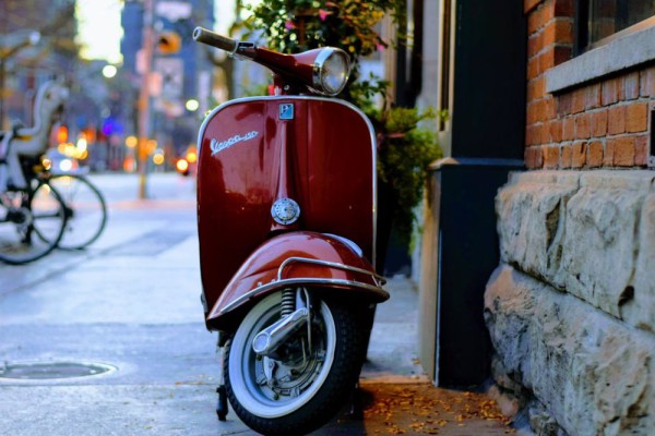 7 Scooter Italia Terbaik: Vespa, Aprilia & Lainnya!