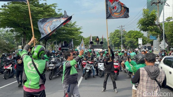 Akses Surabaya Diblokade Ojol, Jalan Alternatif Macet Parah