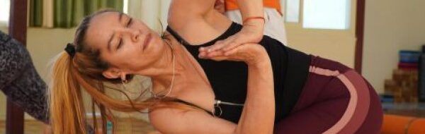 Ashtanga Yoga: 12 Manfaat Luar Biasa, Gerakan Dinamis & Kuat