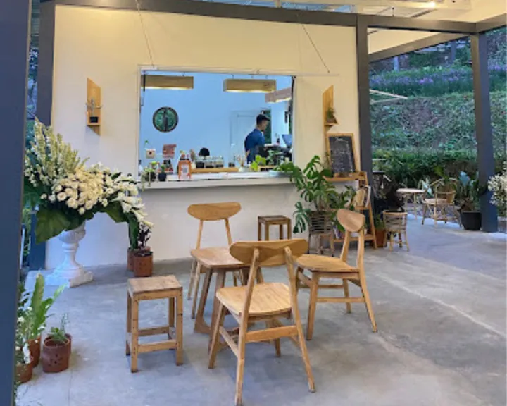 Bandungan Koffie Semarang: Kopi Nikmat, Pemandangan Gunung, Suasana Sejuk