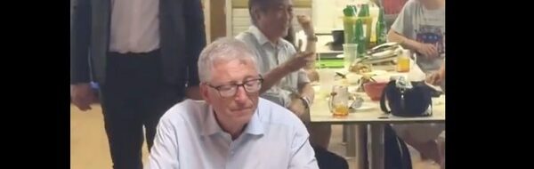 Bill Gates Cicipi Durian & Sate: Reaksi Mengejutkan!