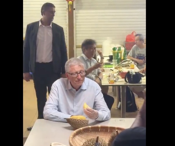 Bill Gates Cicipi Durian & Sate: Reaksi Mengejutkan!