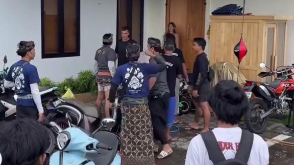 Bule Emosi Siram Peserta Lomba Layangan Bali: Video Viral