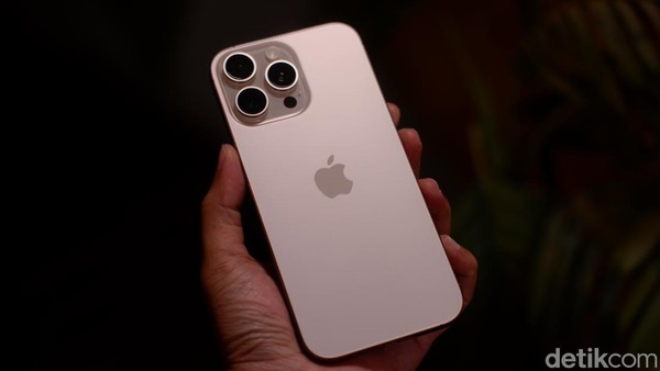 CEO Apple Ungkap: Harga iPhone Naik Akibat Tarif Baru?
