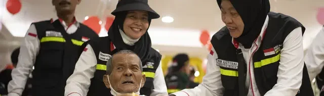Dehidrasi Haji Lansia: Tips Aman Terbang Jauh