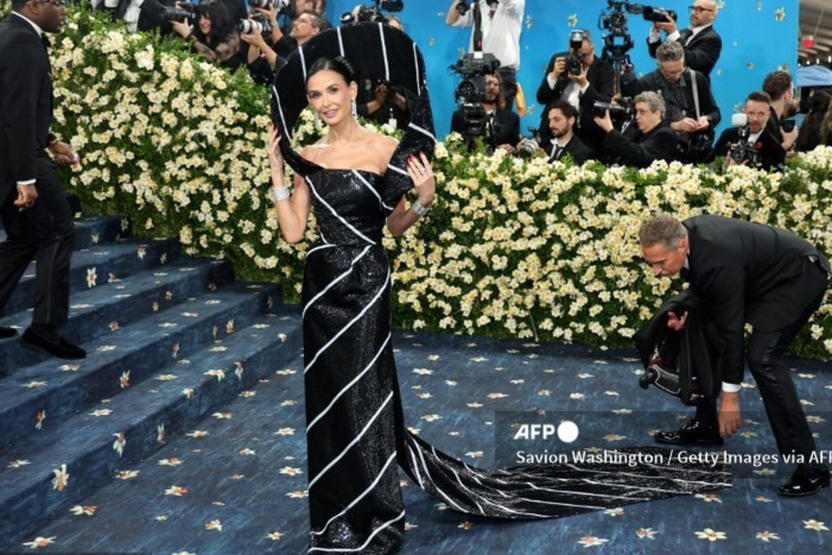 Demi Moore: Gaya Dasi Pria Met Gala 2025 Memukau