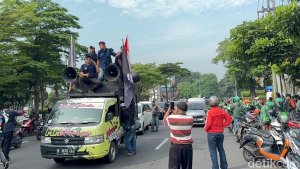 Demo Ojol Jalan A Yani Surabaya: Macet Total, Waspada!