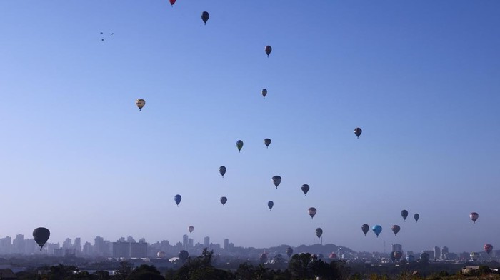 Festival Balon Udara Brasil: Warna-warni Memukau di Langit