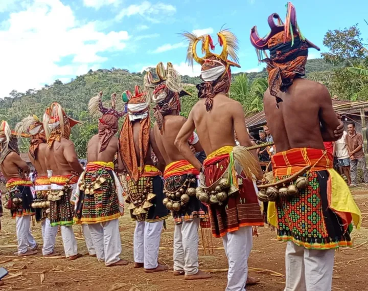 Festival Pantai Ligota: Pesona Kain Leros & Tari Caci Manggarai Timur