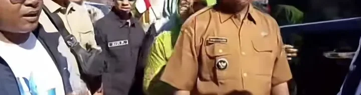 Gubernur Khofifah Hadapi Warga Jember Soal Jalan Rusak