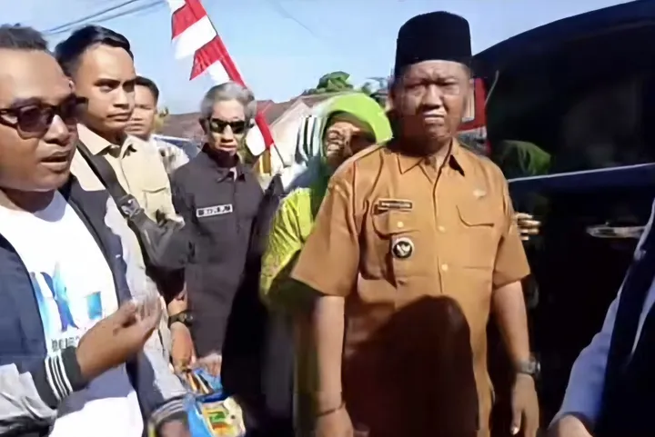 Gubernur Khofifah Hadapi Warga Jember Soal Jalan Rusak