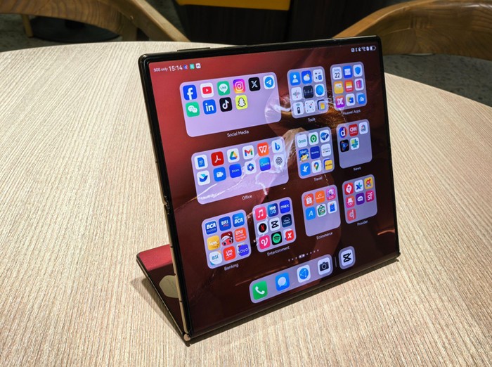 HUAWEI Mate XT: Multitasking Kilat, Aplikasi Google Lancar Sempurna