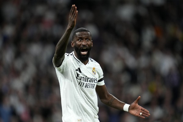 Hanya 4 Bek Real Madrid yang Siap Bertanding
