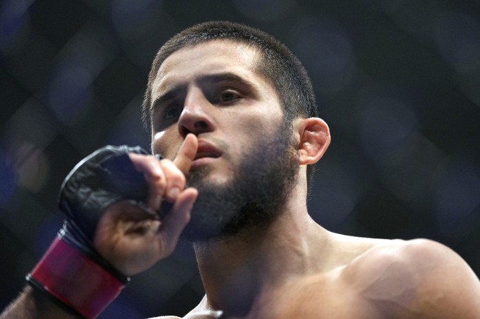 Islam Makhachev: Petarung Muslim Bidik Gelar Juara Ganda UFC