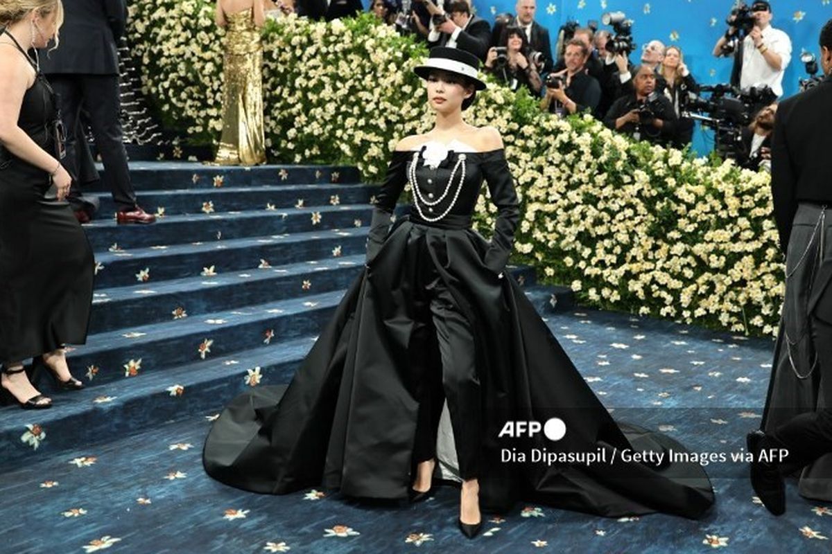 Jennie BLACKPINK: Tuxedo Dress Met Gala 2025, Memesona!