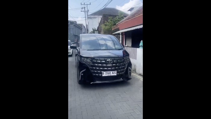 Jokowi Gunakan Mobil Mewah Kunjungi Dosen Pembimbingnya