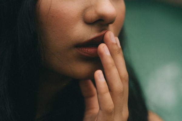 Kelopak Bibir Kering? Waspadai Gangguan Psikologis Tersembunyi