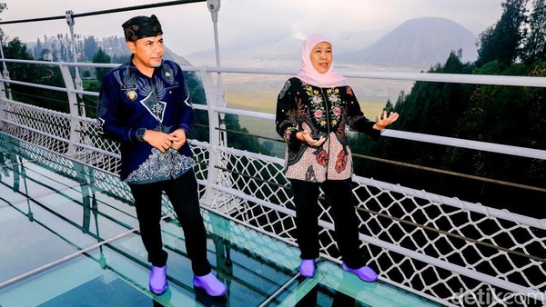 Khofifah Terpukau! Pesona Bromo dari Jembatan Kaca Seruni Point