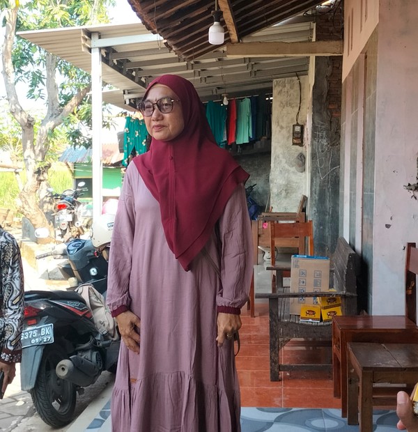 Kisah Inspiratif: Emak-emak Jahit Daster Lawan Banjir Rob