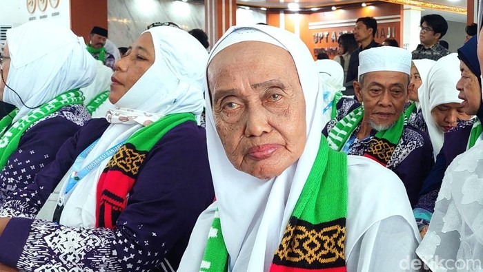 Kisah Inspiratif: Nenek Guru Raih Mimpi Haji Setelah 14 Tahun