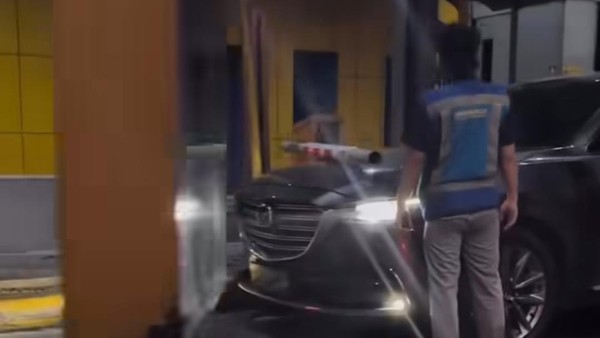 Mazda Elit Nekat Kabur, Terobos Palang Tol Tanpa Bayar