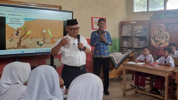 Menteri Muhajir Effendy Motivasi Siswa SDN Leuwibatu: Rajin Belajar!