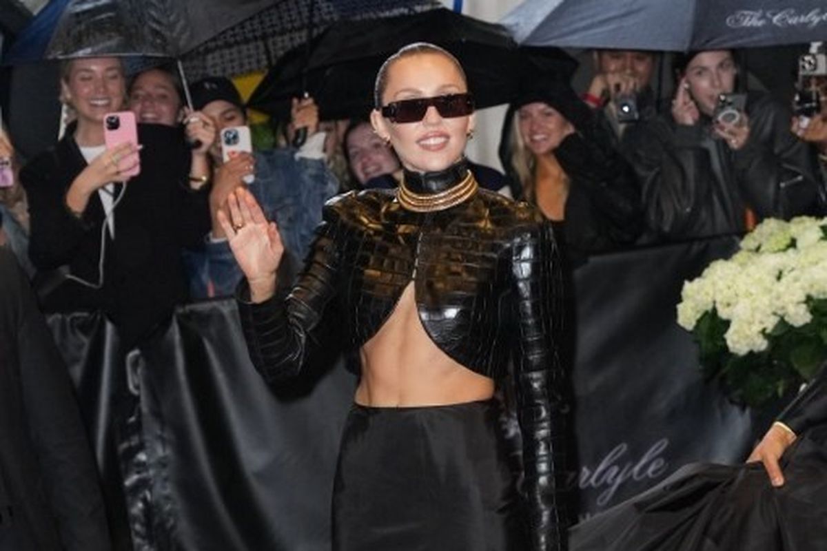 Miley Cyrus Met Gala 2025: Crop Top Hitam Kulit Edgy