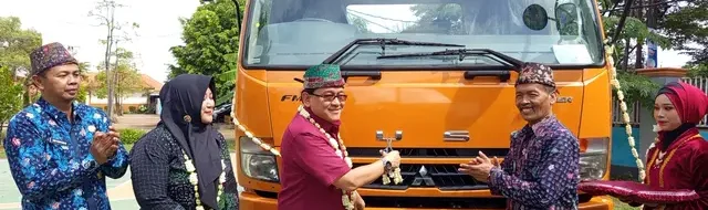 Mitsubishi Fuso Berbagi: Truk Fighter untuk SMK Negeri 1 Kamal