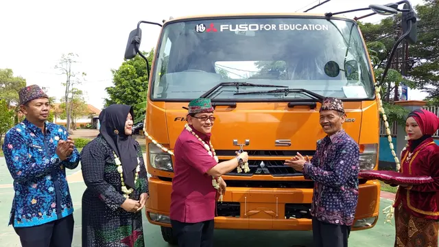 Mitsubishi Fuso Berbagi: Truk Fighter untuk SMK Negeri 1 Kamal