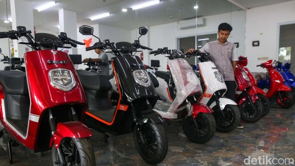 Motor Listrik Laris Tanpa Subsidi: Parkir Gratis & Jalur Khusus