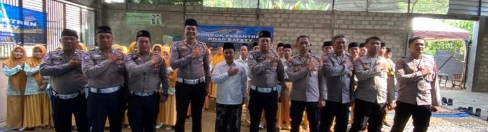 Polisi Kediri Ajar Keselamatan Berkendara Santri Ponpes